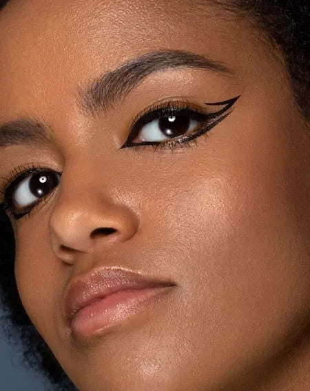 🌞 Eyeliner Résistant à la Chaleur Africaine – Ton regard reste parfait même à 35°C !