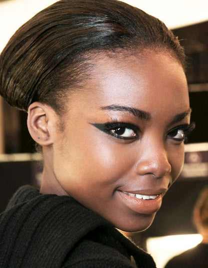 🌞 Eyeliner Résistant à la Chaleur Africaine – Ton regard reste parfait même à 35°C !
